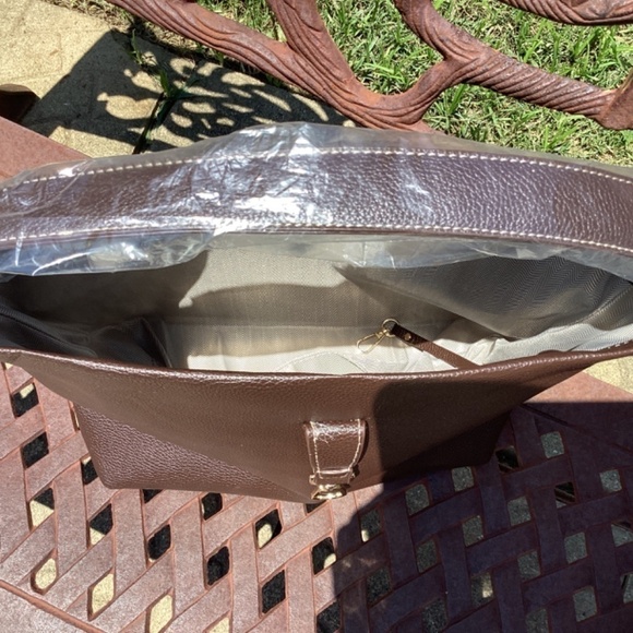 NWOT Vegan Leather Mahogany Brown Hook Close GoldTone Hardware Tote/Shoulder Bag - Picture 8 of 9